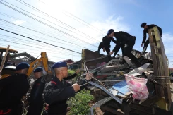 Hari Ketiga Pascagempa M 6.3 Bengkulu, Pemerintah Percepat Pembersihan Puing dan Demolisi Rumah Terdampak